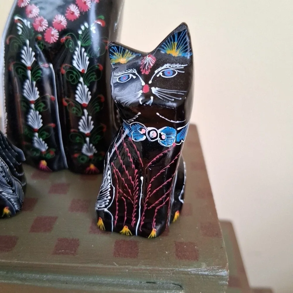 Set Of 3 Wood Carved Handpainted Cats. Vintage. Thailand.